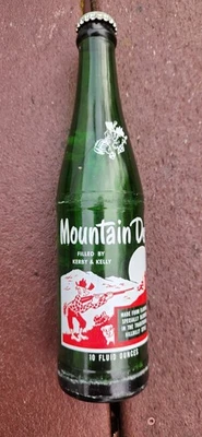 Винтажный полный Hillbilly Mt. Бутылка Dew, заполненная Kirby & Kelly - Изображение 1 из 4
