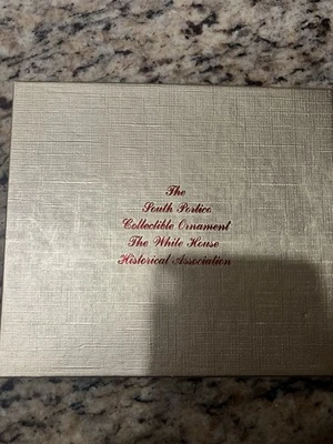 1995 White House Historical Association enfeite de Natal com caixa South Portico - Imagem 1 de 4