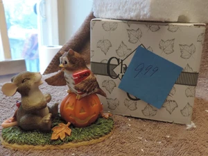 Enesco Charming Tails nuovo con scatola "CHE COLPO!" TOPO CON LOOK GUFO E ZUCCA - Foto 1 di 2