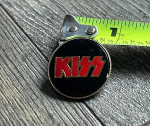 KISS Pin Badge Enamel Round Red Logo Gold Black Vintage Kiss Memorabilia Aucoin - Picture 1 of 2
