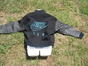 Giacca Bomber Nike Air Nero Pelle Braccia Blu Acqua Lettering Varsity Vintage - Foto 1 di 17
