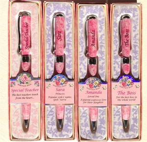 Plumas personalizadas con nombre para dama en caja - Cheryl/Chloe/Chris/Christine/Claire/Clare - Imagen 1 de 1