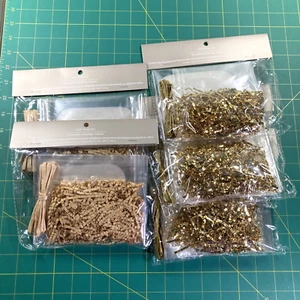 Pier 1 Kit de Envoltura de Regalo Lote de 3 Violonchelo Dorado y 2 Corbatas y Relleno de Rafia Marrón Kraft - Imagen 1 de 7