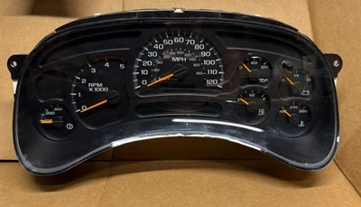 Cuadro de instrumentos velocímetro 15135671 - Chevy Silverado 2500HD 2005 Foto 1 de 4