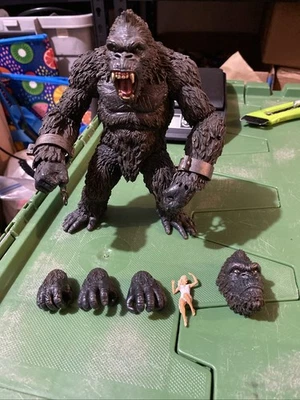 Accesorios para figuras de acción Mezco King Kong Chains and Fay Wray Foto 1 de 4