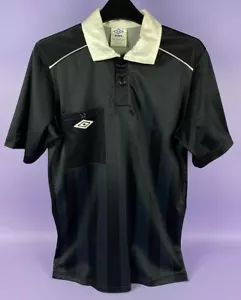 Camisa Umbro Negra Árbitro Manga Corta Med 36/38" Verdadero Vintage Sin Usar Stock - Imagen 1 de 8
