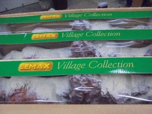 3 Lemax Village Collezione 1998 Grande Villaggio Sfondo Montagna (Alberi) 81011 - Foto 1 di 2