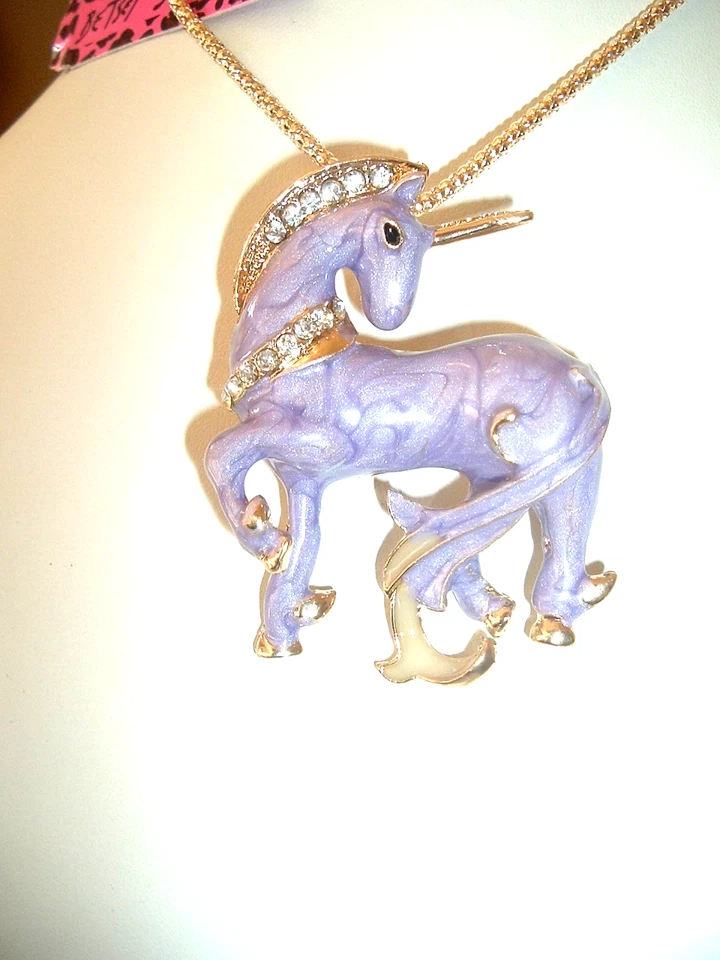 Pingente COLAR + BROCHE Betsey Johnson ESMALTE ROXO ACABAMENTO DOURADO CAVALO UNICÓRNIO - Imagem 1 de 4