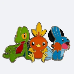 Pokémon Pin Generación Tres Pokémon Starter Esmalte Treecko Torchic Mudkip - Imagen 1 de 3