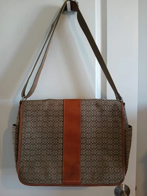 BOLSO MENSAJERO DE CERCANÍAS COACH SIGNATURE Y2K HUDSON CAQUI CON CUERO/M0885-F77004 Foto 1 de 4