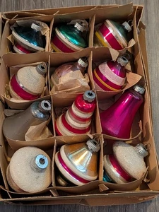 Vintage Shiny Brite Atomic Weihnachtsschmuck UFO Laterne Glocke Träne Tropfen 12er Set - Bild 1 von 14