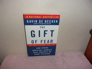 The Gift of Fear and Other Survival Signals that Protect Us From Violence - GOOD - Picture 1 of 4