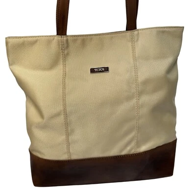Bolso de Mano Tumi Beige Lona y Cuero Marrón con Bolsillo Trasero con Cremallera y Asas Foto 1 de 4