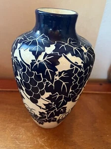 Beautiful Ken Tracy Pottery Signed Carved Blue & White Grape Leaves Arts & Craft - Picture 1 of 12