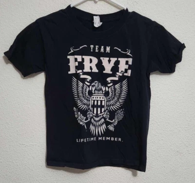 Camiseta de manga corta pequeña Team Frye Lifetime Member con estampado gráfico para niños Foto 1 de 3