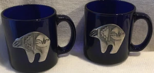 JUEGO DE 2 TAZAS DE VIDRIO AZUL COBALTO CON EMBLEMA DE OSO FETICHE DE PELTRE HECHAS EN EE. UU. - Imagen 1 de 10