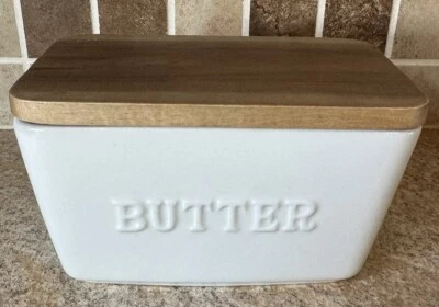 Plato de mantequilla en relieve de porcelana Better Homes Gardens granja madera rústica blanco Foto 1 de 4