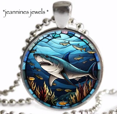 Colar pingente berloque prata estilo vitral falso tubarão - Imagem 1 de 4