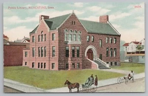 Muscatine Iowa ~ Bibliothèque publique ~ Cheval et poussette devant ~ carte postale vers 1910 - Photo 1/2