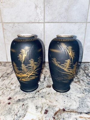 Par de jarrones Satsuma japoneses antiguos o vintage pequeños de color negro y dorado Foto 1 de 4