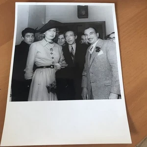 JEAN COCTEAU et LISE DEHARNE - PHOTO DE PRESSE ORIGINALE 18x24cm - Afbeelding 1 van 1