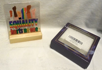 Nuevo Letrero IGUALDAD NO DUELE A NADIE Mesa de Escritorio DECORACIÓN Madera Acrílica Foto 1 de 4