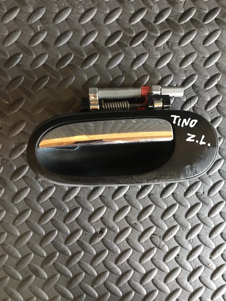 Nissan Almera Tino 2004 año Rhd puerta trasera izquierda manija exterior negro y cromo Foto 1 de 4