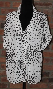 NWOT Women's CABI Geometric Replay Top Size Medium Style#6505 V-neck Black White - Picture 1 of 1