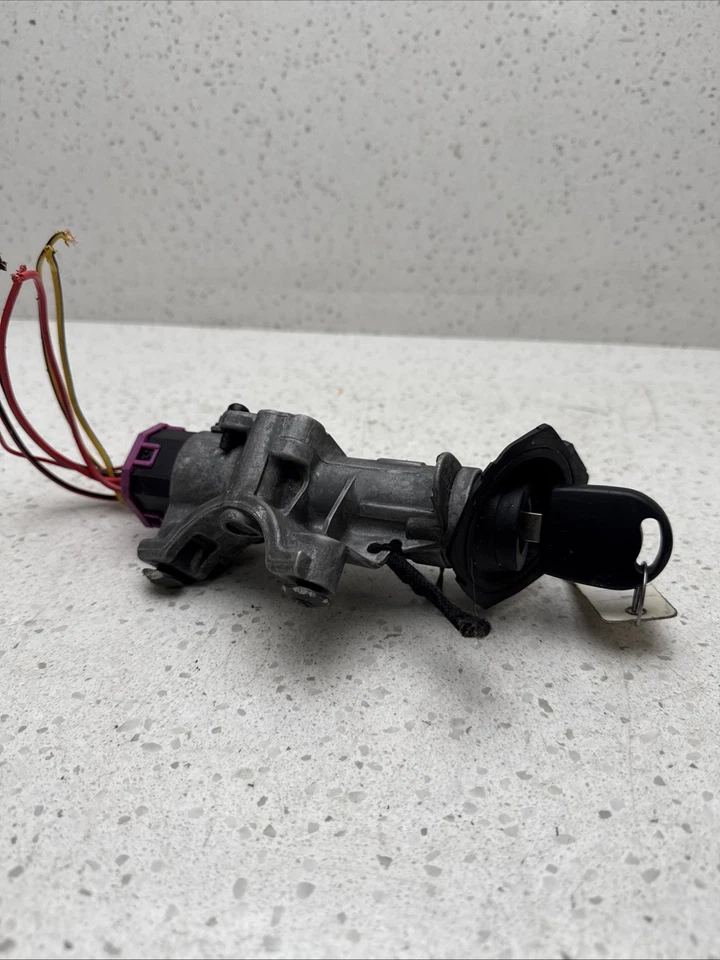 1999-2005 Volkswagen Passat Ignition Switch Lock Cylinder & Key OEM - Image 1 of 4