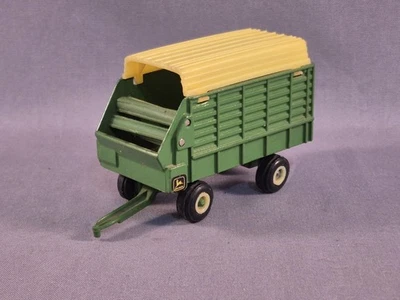 Cosechadora de forraje ERTL John Deere cubierta carro de heno verde diecast metal 1:64 Foto 1 de 4