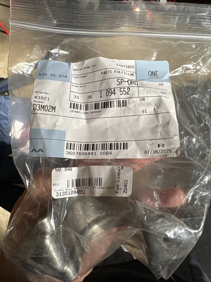 99-06 Genuine OEM BMW E46 323i Front Sway Bar Bracket 31351094552 328i 325i 330i - Image 1 of 1