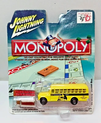 Johnny Lightning Монополия '56 Chevy Школьный Автобус с Жетоном - Запечатанный с Поврежденной Картой - Изображение 1 из 4