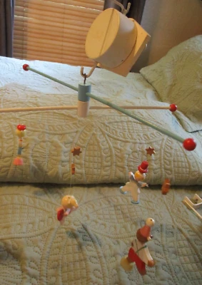 De colección ~ IRMI ~ Cuna móvil para bebés ~ Musical ~ Reproduce canción de cuna ~ Tema de circo ~ Años 50 Foto 1 de 4