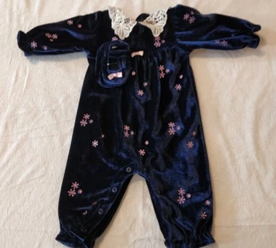 First Moments 3-6 Meses Terciopelo Azul Una Pieza Broches Cuello de Encaje Copo de Nieve Botas Foto 1 de 4