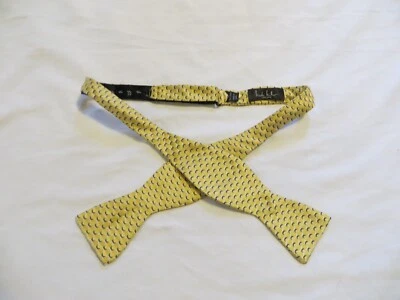 Pajarita de seda ajustable Nicole Miller amarillo camello azul blanco roto escala de peces Foto 1 de 4