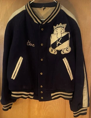CHAQUETA UNIVERSITARIA VINTAGE KNIGHTS ATLETIC CLUB ST. LOUIS MO CON PARCHE DE CHENILLA Y NOMBRE Foto 1 de 4
