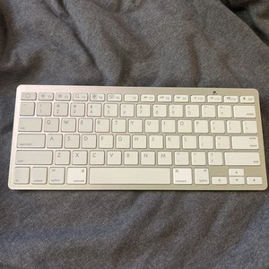 Bluetooth Wireless Keyboard Silver White 78 Keys New in Box - Picture 1 of 5