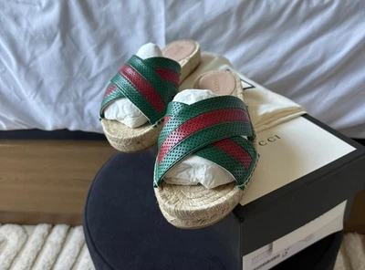 Sandálias Gucci listras verdes e vermelhas perfuradas tamanho 8.5 38.5 624310 - Imagem 1 de 4