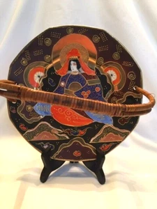 Antico piatto firmato Satsuma largo 9" Moriage giapponese Moriyama con manico in rattan - Foto 1 di 9