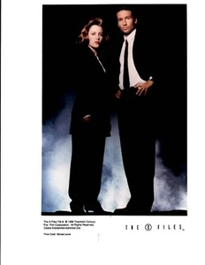 The X-Files Photo Scully & Mulder Standing 1996 Twentieth Century Fox  8 in x 10 - Picture 1 of 2