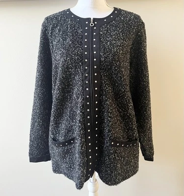 Suéter cardigã Cathy Daniels preto e cinza tweed boucle com zíper cravejado 1X - Imagem 1 de 4