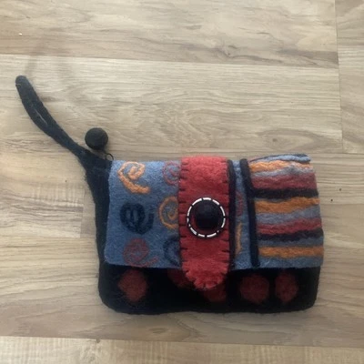 Cartera monedero con cremallera hecha a mano de fieltro de lana Rising Tide Boho Anthropologie  Foto 1 de 4