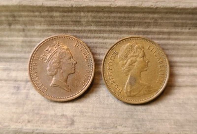 2X 1 penique nuevo Reino Unido 1987 y 1975 ELIZABETH.II D. G. REG. F.D. VG+  Foto 1 de 3