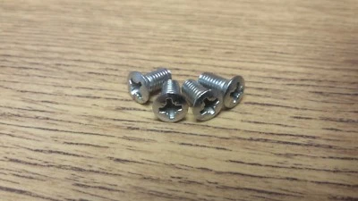 TRIUMPH T100 TR7 T140 BONNEVILLE T150 TANQUE PANEL LATERAL INSIGNIA TORNILLO X 4 82-7888 Foto 1 de 2