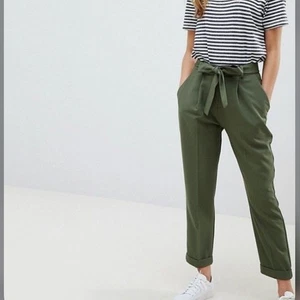 Olivgrüne Asos Damen Hose mit Bindegürtel Paperbag Plissee - Bild 1 von 4