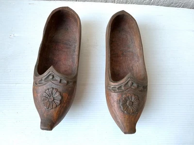Anciens petits sabots d'enfant en bois sculpté - Photo 1/4
