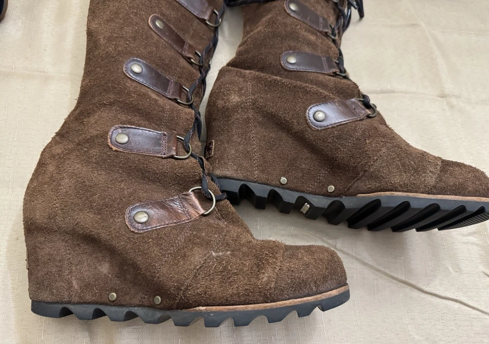 Botas anabela alta com cadarço SOREL Joan Of Artic cravejada couro marrom camurça EUA 8 UE 39 - Imagem 1 de 4