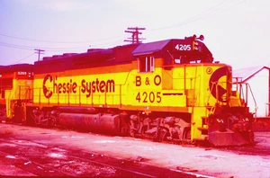 ORIGINAL KODACHROME SLIDE CHESSIE SYSTEM GP40-2 #4205 PORTSMOUTH, VA JUNE 1985 - Picture 1 of 1