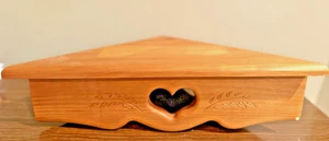 Estante de esquina flotante vintage de madera maciza con recorte en forma de corazón - Imagen 1 de 5
