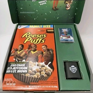 Reese's Puffs Cereal 2025 NFL Trading Cards Speaker Bundle Walmart - Sealed Neu - Bild 1 von 4
